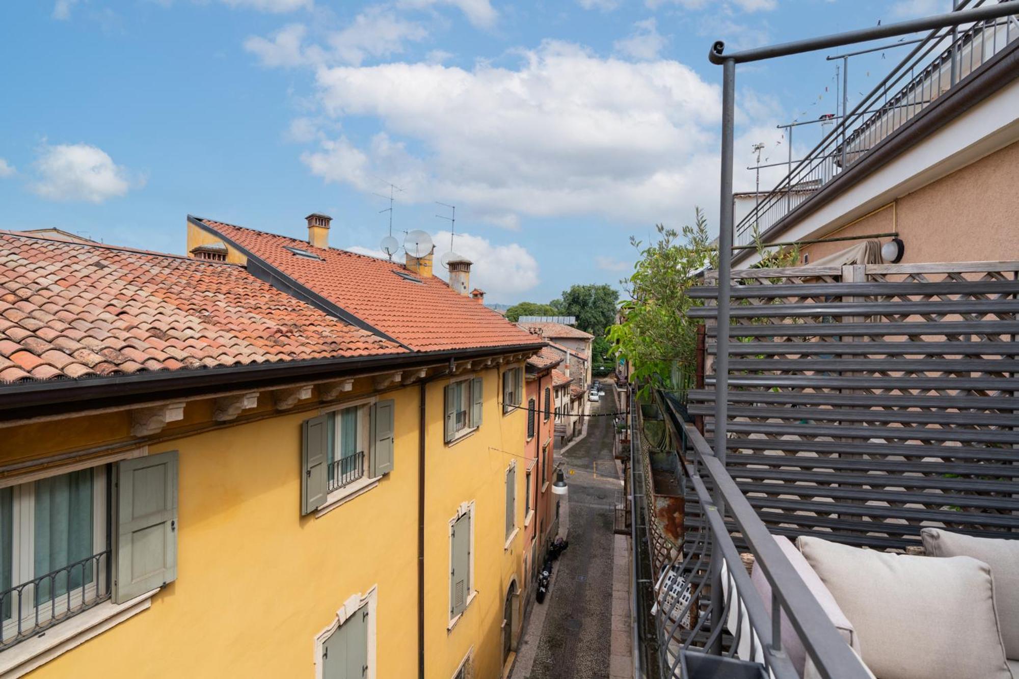Domus Verona - Ampia Residenza Filippini A Pochi Passi Dall'Arena Стая снимка